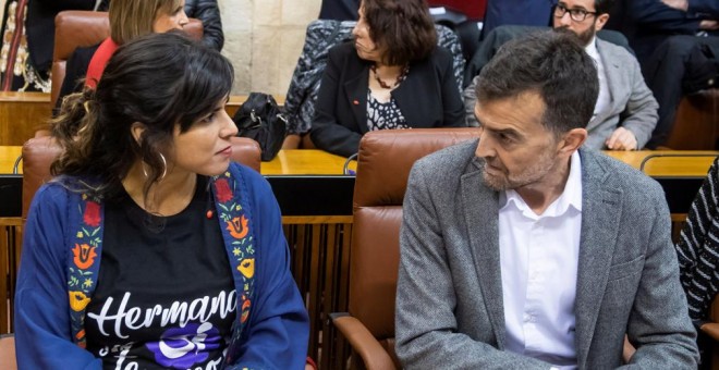 Los líderes de Adelante Andalucía, Teresa Rodríguez, y Antonio Maíllo, en el Parlamento de Andalucía durante la sesión constitutiva de la XI legislatura. EFE/Raúl Caro