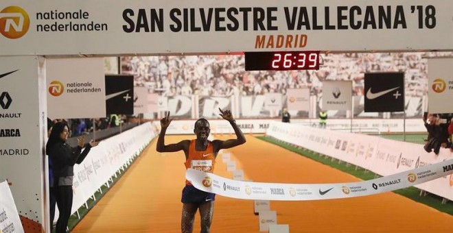 El ugandés Jacob Kiplimo entra vencedor en la San Silvestre Vallecana, la emblemática carrera de 10.000 metros del final de año en Madrid. /EFE