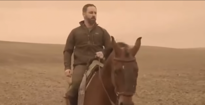 El líder de la formación ultraderechista a caballo en uno de los vídeo difundidos por Vox.