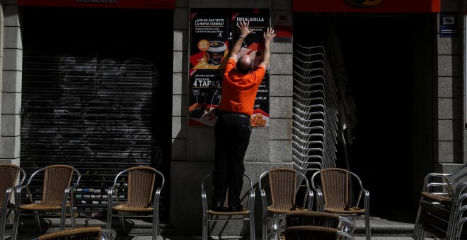 Un camarero en la terraza de un bar en el centro de Madrid. REUTERS/Susana Vera