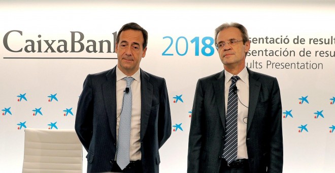 El presidente de Caixabank, Jordi Gual (d), junto al consejero delegado, Gonzalo Gortázar (i), al comienzo de la rueda de prensa en la que ha presentado los resultados de Caixabank correspondientes al ejercicio 2018. EFE/Manuel Bruque