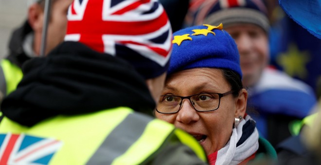Una manifestante anti brexit mira a un hombre a favor de la salida de Reino Unido de la Unión Europea. / REUTERS - PETER NICHOLLS