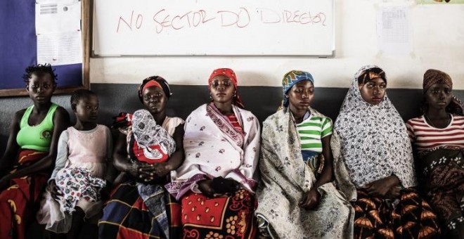 Varias mujeres, algunas embarazadas, esperan para recibir atención médica en la sala de maternidad de la localidad de Nacala, provincia de Nampula (Mozambique). AFP/Gianluigi Guercia