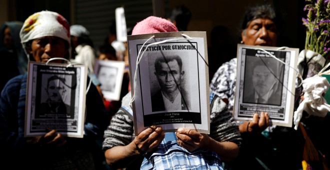 Familiares de víctimas de la guerra civil de Guatemala, durante una marcha el pasado 25 de febrero. - REUTERS