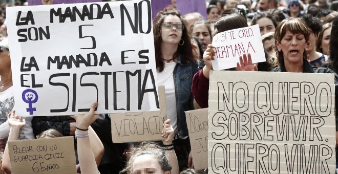 Concentración frente al Palacio de Justicia de Navarra en protesta por la sentencia de la Audiencia Provincial en el caso de 'La Manada' de sanfermines. - EFE