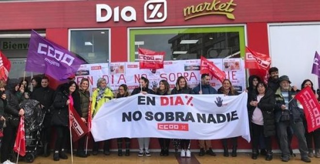 Concentración contra el ERE en Día, convocada por CCOO, en uno de sus supermercados en Cantabria. E.P.