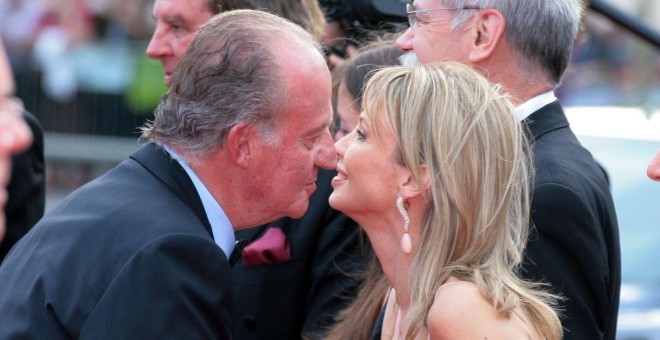 El Juan Carlos I saluda a su amiga Corinna Sayn-Wittgenstein durante un acto en 2006 | EFE/ Archivo