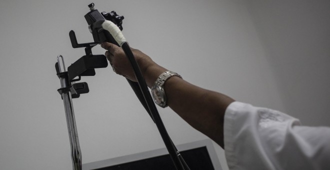 Una enfermera muestra los remiendos del equipo con el que se realizan colonoscopias en el Hospital oncológico Luis Razetti de Caracas, Venezuela.- JAIRO VARGAS