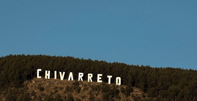 Cartel ubicado en un monte cercano a Chivarreto que imita el mítico letrero que anuncia la Meca del cine | Oliver de Ros