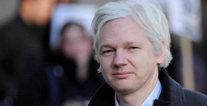 Fotografía de archivo realizada el 2 de febrero de 2012 que muestra al fundador de Wikileaks, Julian Assange, a su llegada al Tribunal Supremo en Londres (Reino Unido). El fundador de WikiLeaks, Julian Assange, fue condenado, este miércoles, a 50 semanas