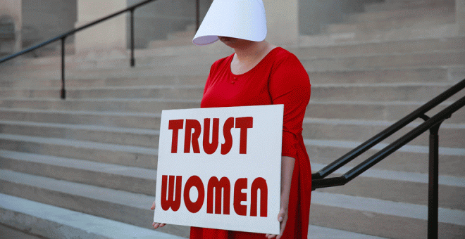 07/05/2019 - Una mujer vestida como sierva sostiene un letrero que dice 'Confía en las mujeres' en protesta por el proyecto de ley contra el aborto de Georgia | REUTERS / Elijah Nouvelage