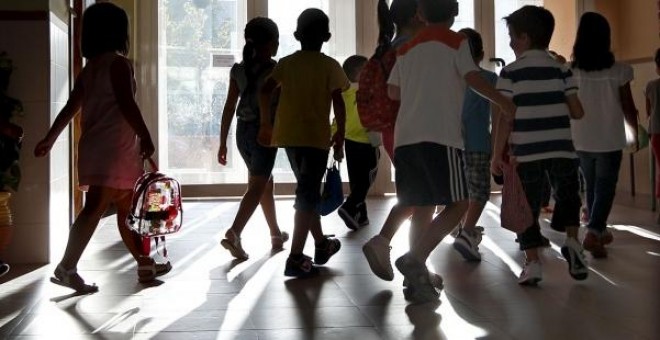 Foto archivo de un grupo de niños en el colegio. EFE/JuanJo Martín