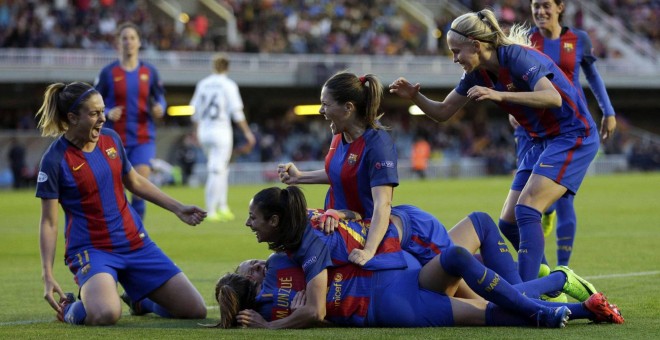 Las jugadoras del Barça celebran un gol. ALBERTO ESTÉVEZ (EFE)