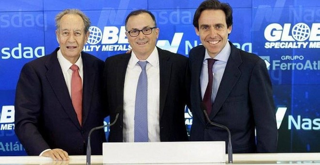 Juan Miguel Villar Mir (izq.) con Javier López Madrid (dcha.), en la bolsa estadounidense Nasdaq, en la presentación de la fusión de Ferroatlántica con Globe (en el centro, su presidente Alan Kastenbaum), en 2015. EFE