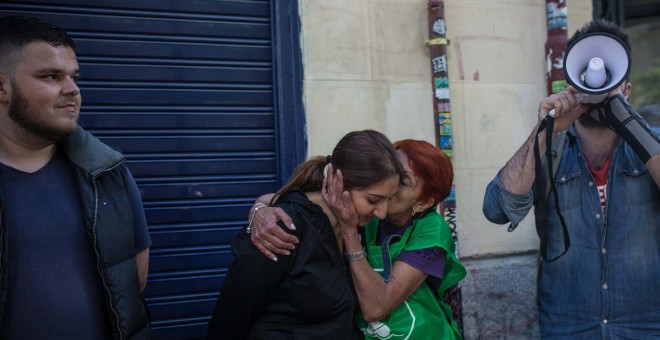 Miriam Fernández celebra con los activistas por el derecho a la vivienda la paralización sin fecha de su desahucio en la calle Argumosa de Lavapiés, en Madrid, donde vive con su marido y sus dos hijos menores desde hace seis años.- JAIRO VARGAS