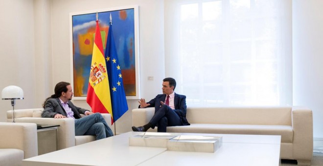 El presidente del Gobierno en funciones, Pedro Sánchez, con el secretario general de Podemos, Pablo Iglesias, en su encuentro en el Palacio de la Moncloa tras las elecciones del 28-A. EFE