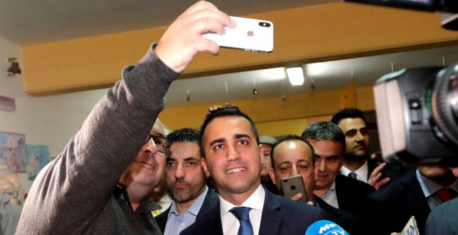 El viceprimer ministro italiano y lider del Movimiento 5 Estrellas, Luigi Di Maio, se hace un selfi con un simpatizante tras votar en las pasadas elecciones europeas del 26-M. REUTERS/Ciro de Luca