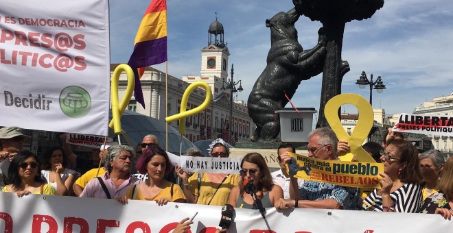 Los manifestantes reclaman la libertad de los políticos catalanes en Madrid - A.R