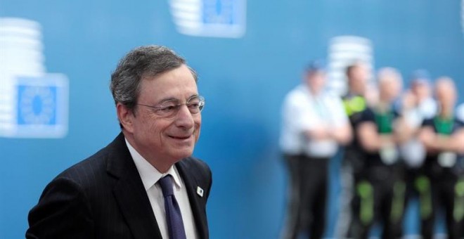 21/06/2019.- El presidente del Banco Central Europeo, Mario Draghi, a su llegada a la segunda jornada de del Consejo Europeo que se celebra en Bruselas, Bélgica, este viernes. Los líderes de la Unión Europea (UE) iniciaron este viernes la segunda jornada