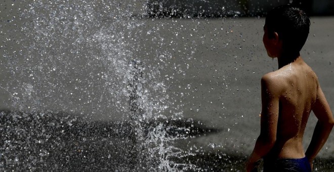 Un niño se refresca en la capital vizcaína este miércoles por el intenso calor | EFE