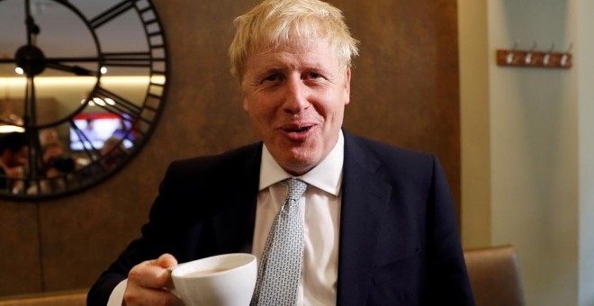 Boris Johnosn, candidato a liderar el Partido Conservador Británico, posa ufano con una taza de café. REUTERS/Peter Nicholls
