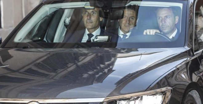 El primer ministro de Italia, Giuseppe Conte, en una imagen reciente a bordo de su coche oficial. EFE/EPA