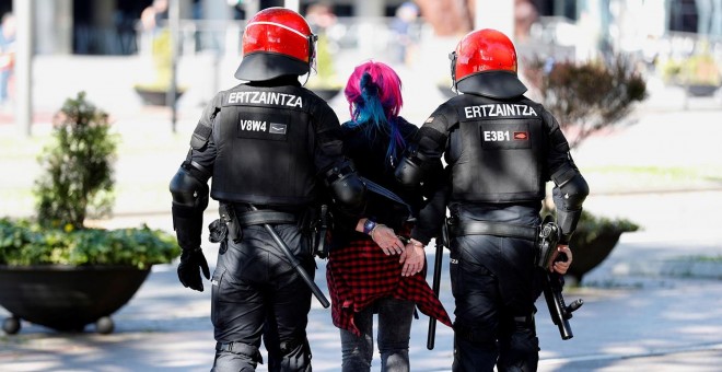 Una de las detenidas por la Ertzaintza en Bilbao. Luis Tejido / EFE