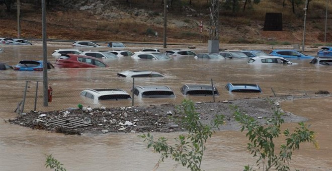 Cientos de coches permanecen inundados tras el paso de la Gota Fría en un depósito de vehículos en Orihuela (Alicante). - EFE