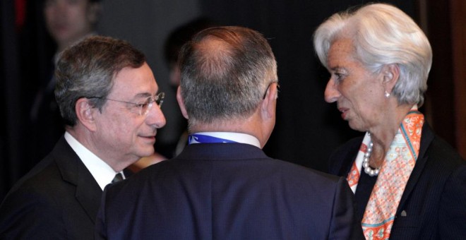 La hasta ahora directora gerente del FMI, francesa Christine Lagarde, conversa con el todavía presidente del BCE, el italiano Mario Draghi, antes de la cumbre de ministros del G-20, en Fukuoka (Japón), el pasado junio. REUTERS/Eugene Hoshiko