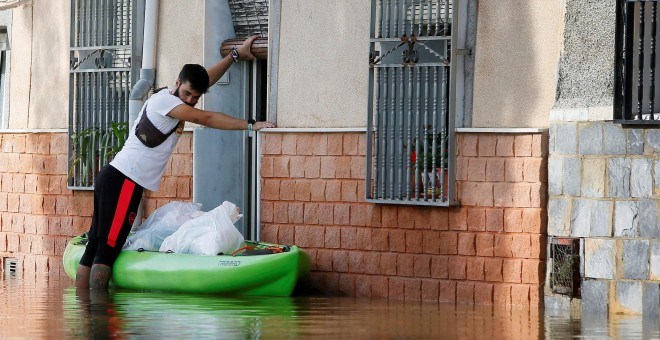 Vecino de Dolores (Alicante) en el municipio inundado. EFE / Manuel Lorenzo