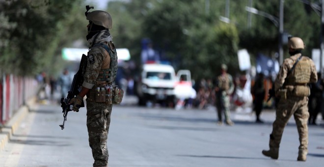 17/09 / 2019.- Soldados de seguridad afganos hacen guardia en el sitio de un ataque suicida EFE / EPA / JAWAD JALALI
