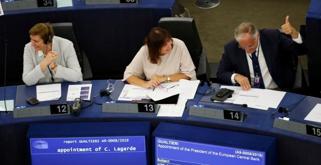 El vicepresidente del Grupo Popular Europeo en el Parlamento Europeo, Esteban González Pons (d.), y otros eurodiputados, durante la votación para ratificar el nombramiento de Christine Lagarde como próxima presidenta del BCE. REUTERS/Vincent Kessler