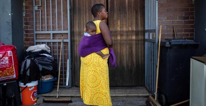 12/09/2019 - Una mujer de Mozambique lleva a su hijo a la espalda en un campo de refugiados, en Johannesburgo, Sudáfrica / EFE (Kim Ludbrook)