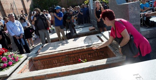 Una mujer coloca flores en la tumba de Ascensión Mendieta, uno de los iconos de la recuperación de la Memoria Histórica en España, que a los 88 años voló a Buenos Aires para lograr apoyo legal argentino en la búsqueda de los restos de su padre, durante su