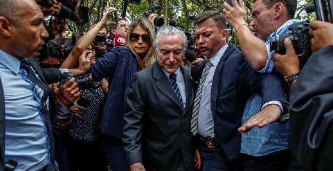 El expresidente de Brasil, Michel Temer, en el centro de la imagen, en una fotografía de archivo. - AFP