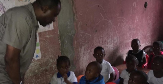Néstor Nongo, en una escuela del Congo.