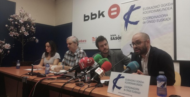Representantes de las distintas organizaciones durante la lectura de la declaración realizada en Bilbao. D.A.