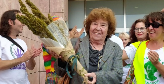 Fernanda de la Figuera a la salida de los juzgados, luciendo el ramo de marihuana con que le obsequiaron colectivos llegados de toda España – David Bollero.