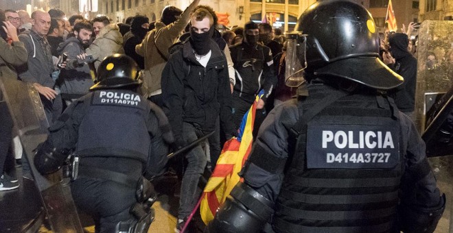 La Policía carga contra manifestantes en la Via Laietana, cerca de la Jefatura Superior de Barcelona, en la noche del sábado, 18 de octubre. GUILLEM SANS