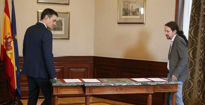 Pedro Sánchez y Pablo Iglesias en la firma del preacuerdo del Gobierno de coalición - EFE/Paco Campos