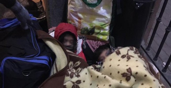 Dos menores solicitantes de asilo pasan la noche en las puertas de Samur Social de Madrid junto a otras familias para las que ni Ayuntamiento ni Migraciones da un respuesta.- @RSAcogida