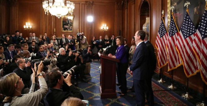 El comité demócrata, con la portavoz Nancy Pelosi al frente, anuncia las acusaciones contra Trump. (JONATHAN ERNST | REUTERS)
