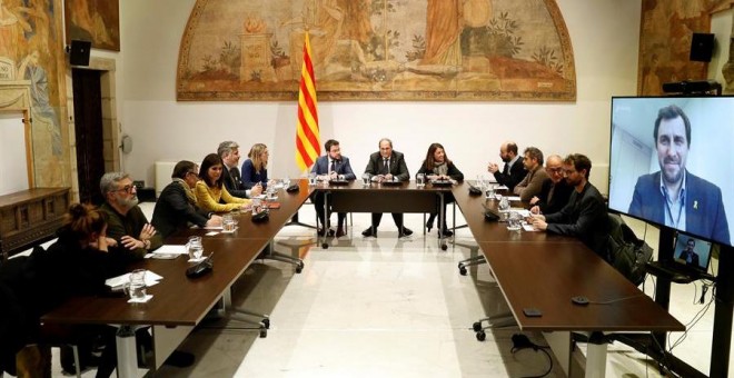 La reunió dels partits i entitats independentistes per consensuar l'estratègia de la mesa de negociació entre governs. EFE / TONI ALBIR.