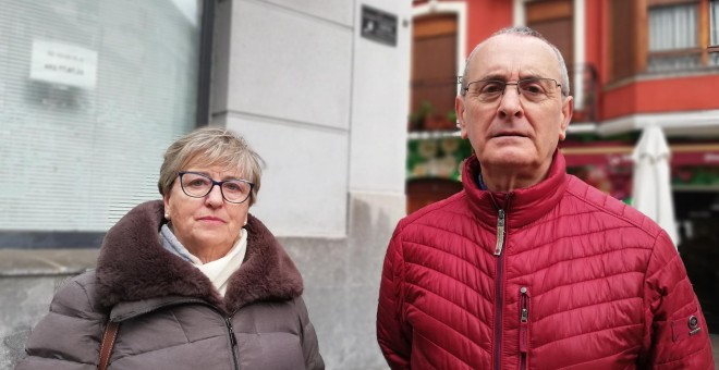 Mariefi y Fermín Pérez Elexpe delante de la placa colocada en el lugar donde fue asesinado su hermano Víctor hace 45 años. D.A.