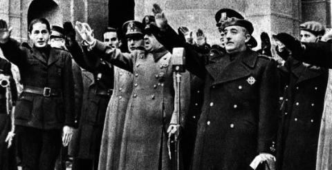 Dionisio Ridruejo (a la izquierda), miembro de Falange, realiza el saludo fascista junto a Franco ante la tumba de José Antonio Primo de Rivera. EFE