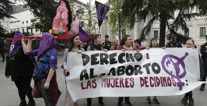 Mujeres manifestándose a favor del derecho al aborto./ ÁNGEL DÍAZ - EFE