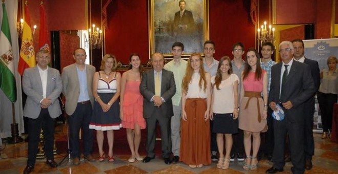 El alcalde de Granada, José Torres Hurtado junto a los estudiantes en el acto./ EUROPA PRESS / JAVIER ALGARRA