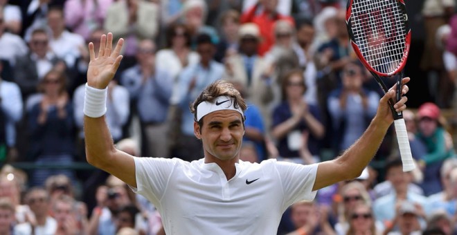 Federer celebra su victoria ante Simon para pasar a semifinales de Wimbledon. REUTERS/Toby Melville