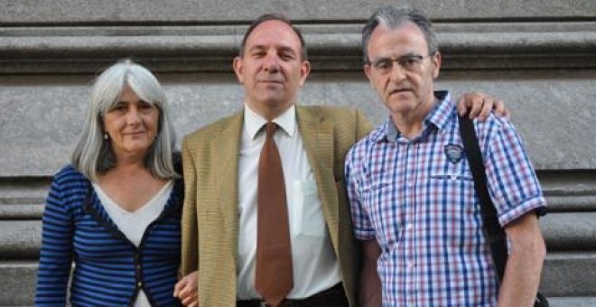 Pablo Mayoral, en el centro, junto a Merçona Puig Antich y Andoni Txasko Díaz tras presentar la querella ante la jueza argentina que investiga los crímenes del franquismo.