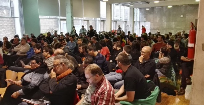 Imagen de la reunión del Consell Polític de la CUP y del Grup d'Acció Parlamentària (GAP) en Barcelona que decide sobre la investidura de Artur Mas. TWITTER